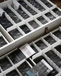 Adjustable drawer divider set forming a compartment grid