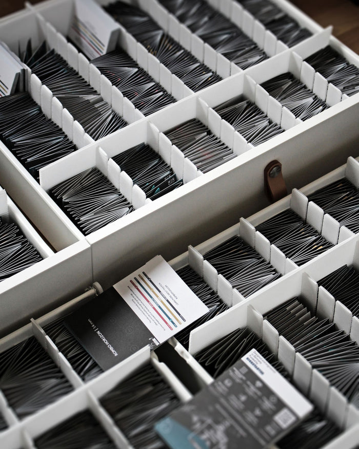 Adjustable drawer divider set forming a compartment grid
