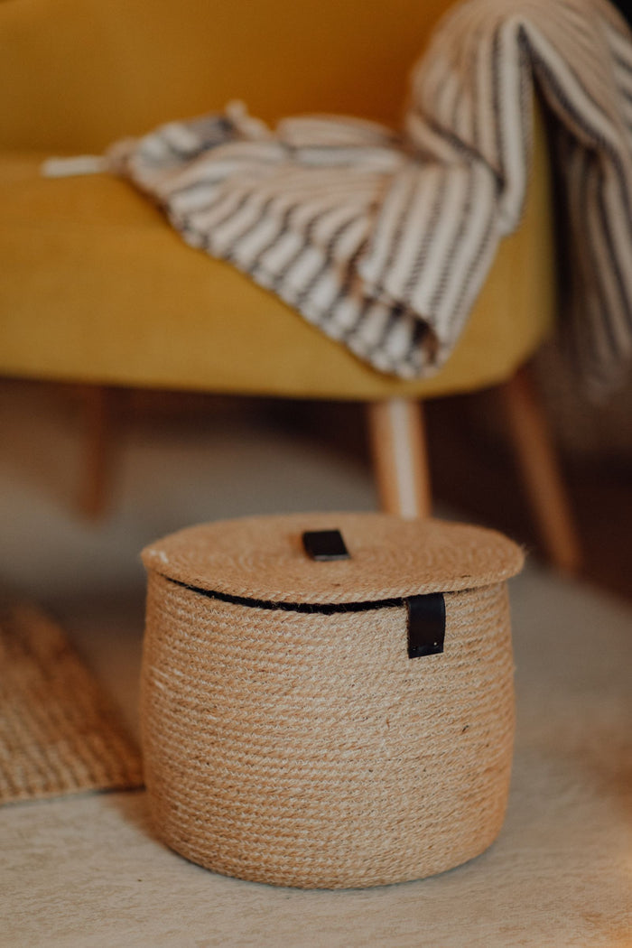 Natural jute rope basket with a soft fitted lid