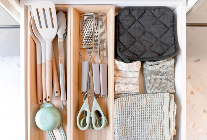 Drawer tray holding kitchen utensils