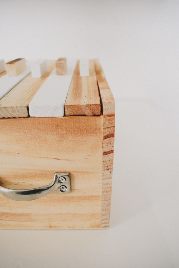 Solid wood storage box with the lid closed